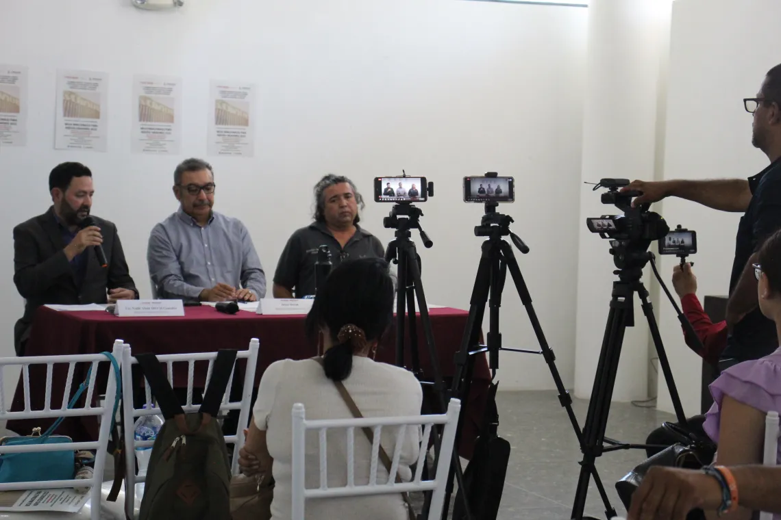 “Photographed left to right are Imfoculta Director; Nadir Altair Del Cid Gonzales, Confluencenter Director; Dr. Javier Duran, and Museo de Arte en Nogales; Guadalupe Serrano Quiñonez announcing a new call for artists under the Fronteridades Binational Art Grant.”